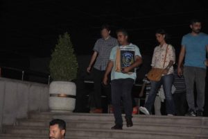 Bursa'da kadın hakim ve savcı eşi, polis aracına el ele bindi