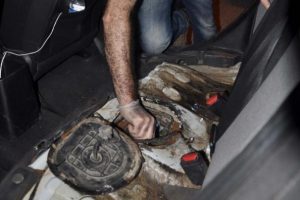Otomobilin yakıt deposundan esrar &ccedil;ıktı