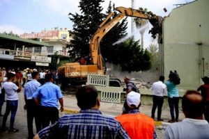 Kent merkezindeki askeri bina t&ouml;renle yıkıldı
