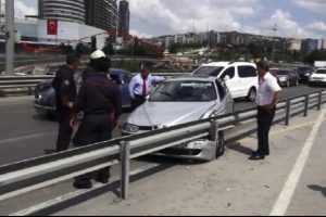 Direksiyonda sara krizi ge&ccedil;iren s&uuml;r&uuml;c&uuml; bariyere &ccedil;arptı