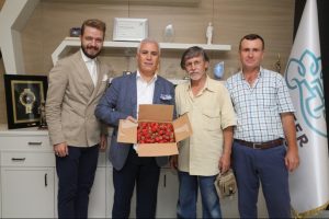 Bursa'da organik &uuml;r&uuml;n hasadı sevincini Bozbey'le paylaştılar