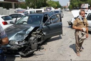 Kazada yaralandı, tedaviyi reddedip aracının başından ayrılmadı