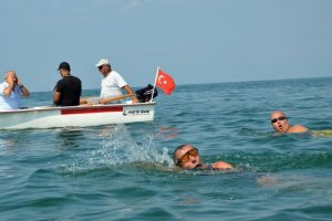 Bursa'da engelli sporcu "Temiz su kaynakları" i&ccedil;in tek koluyla y&uuml;zd&uuml;