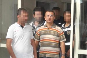 Polis m&uuml;d&uuml;r&uuml;, polisleri g&ouml;r&uuml;nce dolarları balkondan atmış