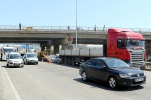 Kamyonet, TIR'ın altına girdi: 3 yaralı