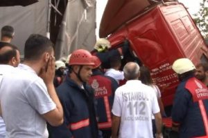 TEM'de kamyonet kamyona &ccedil;arptı; 1 ağır yaralı