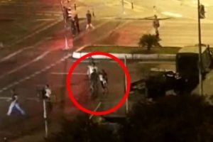 Kucağında &ccedil;ocuğuyla darbeci askerlerin karşısına &ccedil;ıktı
