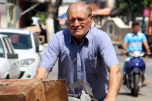 72 yaşında &uuml;niversite kazandı, bursu kabul etmedi