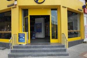 Kapıyı levye ile a&ccedil;ıp 16 telefon &ccedil;aldılar