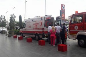 AVM'de dehşet! 5 yaşındaki &ccedil;ocuğun kolu y&uuml;r&uuml;yen merdivene sıkıştı