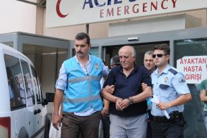Hakan Ş&uuml;k&uuml;r'&uuml;n babası hastaneye kaldırıldı