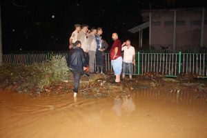 K&ouml;pr&uuml;y&uuml; sel aldı, yaklaşık 40 hane mahsur kaldı