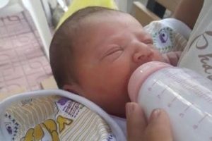 Yeni doğmuş bebeği sokağa attılar