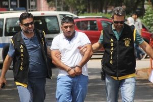Sahte polislere banka hesabı bulmaktan tutuklandı