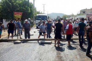 Halk &ccedil;ileden &ccedil;ıktı! Yolu kapatıp sopalarla ara&ccedil;lara saldırdılar