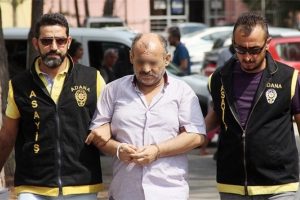 Terzide fuhuş! Anahtar deliğinden izletti