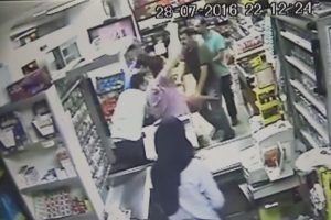 Bursa'da 10 yaşındaki kızının yanında 6 kişinin saldırısına uğradı!