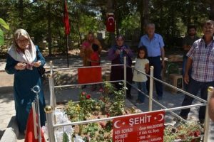 Kahraman Astsubay Halisdemir'in kabrini 100 bin kişi ziyaret etti