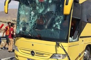 Beşiktaş - Galatasaray ma&ccedil;ı &ouml;ncesi taraftarlar birbirine girdi