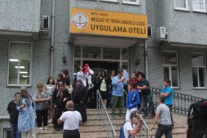 Sel suları arasındaki otob&uuml;sten kurtarılan yolcular evlerine g&ouml;nderildi