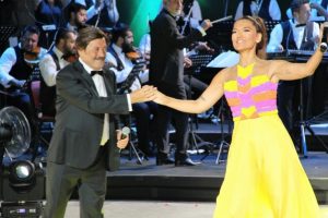 Selami Şahin sahnede g&ouml;zyaşlarını tutamadı