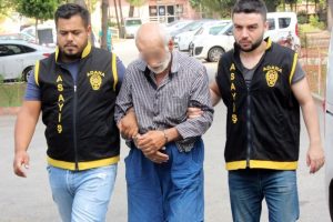 Camiden bağış kutusu &ccedil;alan yaşlı adam tutuklandı