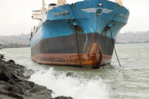 Karadeniz'de y&uuml;k gemisi kayalıklara oturdu