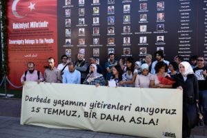 İstanbul B&uuml;y&uuml;kşehir Belediyesi &ouml;n&uuml;nde darbe girişimi protestosu