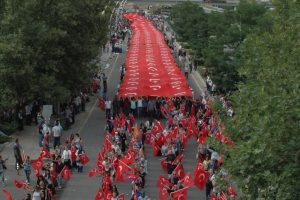 K&uuml;lliye'den Genel Merkez'e bin 500 metre T&uuml;rk bayrağıyla y&uuml;r&uuml;d&uuml;ler