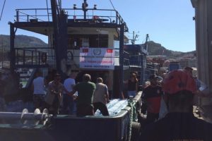 Kurucaşile'ye tekneyle yardım g&ouml;nderildi