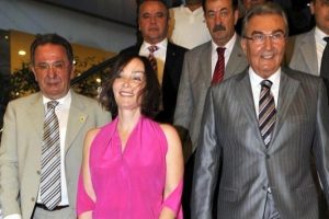 Baykal'ın kızını FETO'c&uuml; diye g&ouml;zaltına alacaklardı