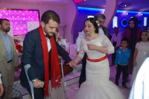 Darbe gazisi d&uuml;ğ&uuml;n&uuml;ne koltuk değnekleriyle katıldı