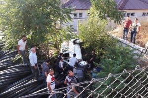 Kamyonet itfaiye bah&ccedil;esine u&ccedil;tu: 4 yaralı