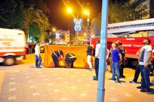 Bursa'da 5. kattan atlamak isteyen genci AK Parti il&ccedil;e başkanı ikna etti