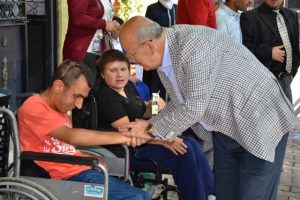 Bursa İznik Belediyesinden 12 engelliye tekerlekli sandalye