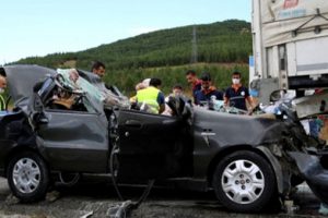 Erzincan'da trafik kazası: 4 &ouml;l&uuml;
