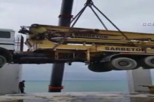 Beton d&ouml;kme aracını &ccedil;atıya b&ouml;yle &ccedil;ıkardılar