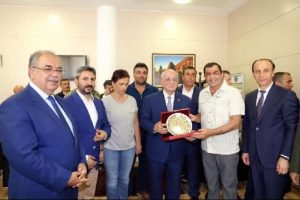 Nusaybin Gazisi Binbaşı Tetik, &ccedil;i&ccedil;eklerle karşılandı