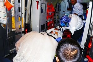 Yeni evli &ccedil;ifti şoke eden kaza!