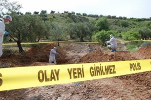 &Uuml;niversiteli kız iki g&uuml;nl&uuml;k bebeğini babasının mezarına g&ouml;merek &ouml;ld&uuml;rd&uuml;