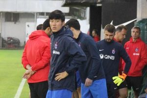 Trabzonspor'un yeni transferi Suk, ilk antrenmanına &ccedil;ıktı