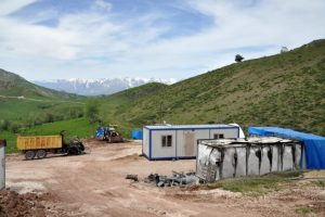 Bitlis'te PKK'lı ter&ouml;ristler yol kesip iş makinesini yaktı