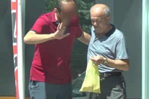 Bursa'da elinde para dolu poşetle dolandırıcıları bekleyip yakalattı...