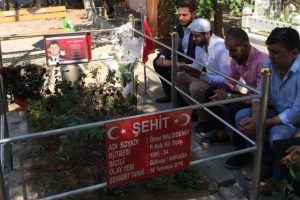 Bursalı gen&ccedil;ler, şehit &Ouml;mer Halisdemir'i kabri başında dualarla andı