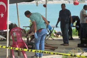 Parkta erkek ve kadın cesedi bulundu