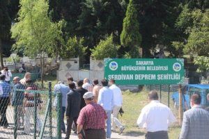 Deprem şehitleri mezarı başında anıldı