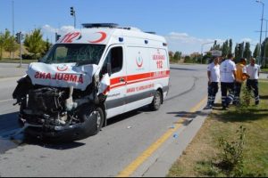 &Ccedil;ubuk'ta ambulans ile kamyonet &ccedil;arpıştı: 6 yaralı