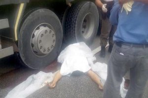 Kamyonun altında kalan yardımcı şof&ouml;r &ouml;ld&uuml;