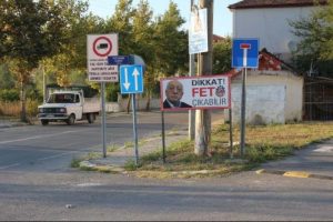 Belediyeden, 'Dikkat FET&Ouml; &ccedil;ıkabilir' yazılı trafik levhası