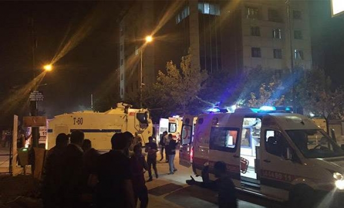 Van'da polis merkezine bombalı ara&ccedil;la saldırı: 3 &ouml;l&uuml;, 73 yaralı